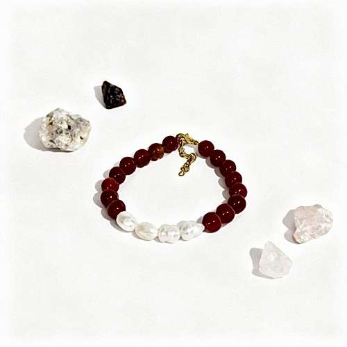İnci ve Kırmızı Akik Doğal Taş El Yapımı Bileklik – Zarafet ve Güç