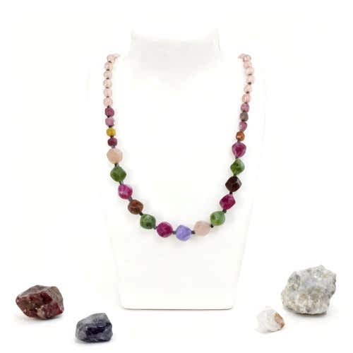 Turmalin, Çilek Kuvars ve Hematit Doğal Taş Kolye – Renkli Enerji ve Denge